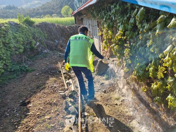 현산면 지역사회보장협의체가 취약계층 70가구에 해충방제를 실시했다.