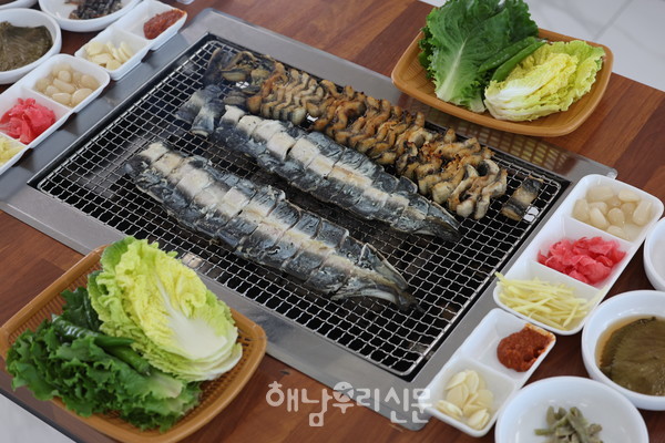 문내면 예락리 해남복터진마을은 신선한 민물장어를 숯불에 구워 먹을 수 있어 가족 단위 손님들에게 특히 인기다.