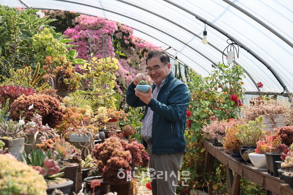 삼산면 구림리 임영우씨는 다육 3,000종, 선인장 200종 등 해남에서 가장 다양한 다육이를 보유하고 있다.