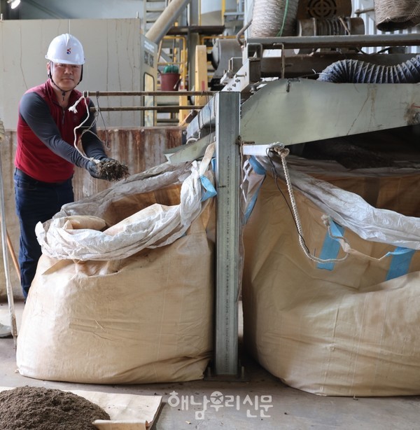 김근선 환경미화원은 퇴비 이물질을 걸러내는 정제 장치를 개발해 퇴비 품질을 획기적으로 높였다.