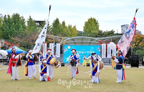 해남대표예술단체로 선정된 전문연희패 해원이 10회에 걸쳐 대규모 공연을 펼친다.