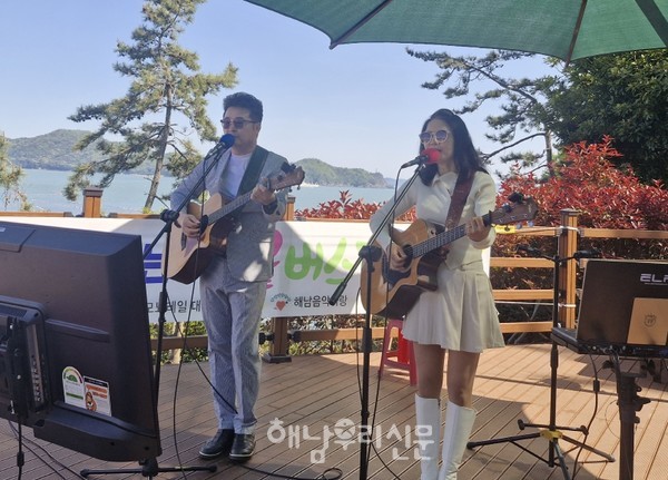 해남음악사랑과 김영식씨는 땅끝모노레일 앞에서 7년째 버스킹을 운영하며 수익금 전액을 장학기금에 보태고 있다.