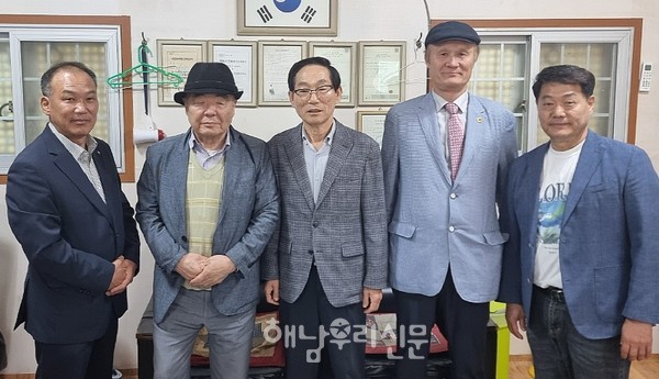 영호남 유교문화 교류 학술대회를 위해 정현종 성균관청년유도회 전라남도본부회장이 해남을 찾았다.(왼쪽부터 정현종 회장, 김문재 해남향교 유도회장, 임형기 해남향교 전교, 윤진하 청년유도회장, 손은수 해남향교 연산장학회 감사)