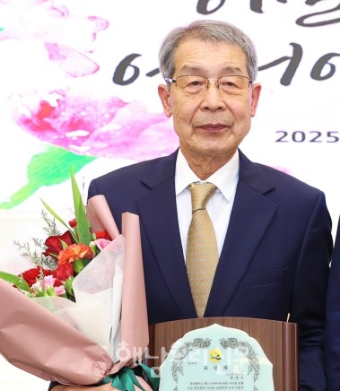 10년째 치매 어머님을 모시고 있는 명재국씨가 어버이의 날 효자상인 전남도지사상을 수상했다.