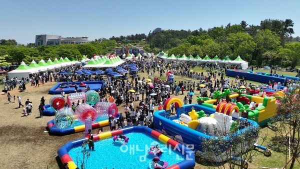 해남공룡대축제에 박물관 개관이래 가장 많은 관객인 12만8,000여명이 몰렸다.