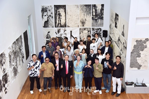 지난 2월 태국 방콕 인근 라자망갈라 공과대에서 전시된 수묵작품이 행촌미술관에 걸린다.