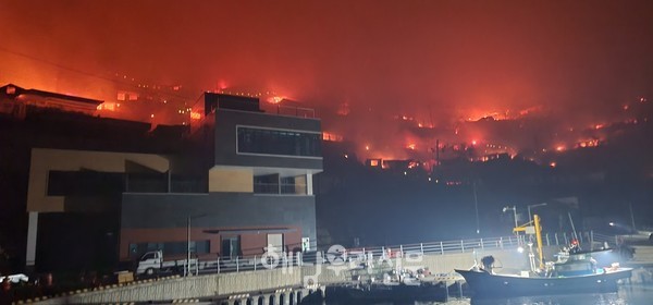 주민들이 배로 대피하며 촬영한 불에 타고 있는 마을
