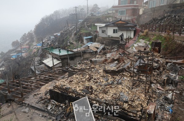 폐허가 된 마을 모습
