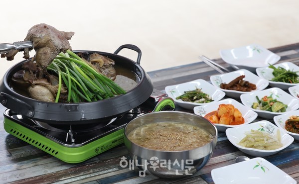 해남읍 매일시장 2층에 자리한 식당 ‘밥정’의 한방 약오리백숙은 오랜 시간 우려낸 국물  그 자체로도 보약이다.