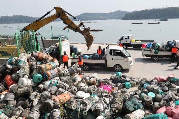 송지면 어란마을 청년회는 매주 수요일마다 어란 항만과 마을안길을 청소하며, 바다를 지키려는 움직임을 이어왔다.