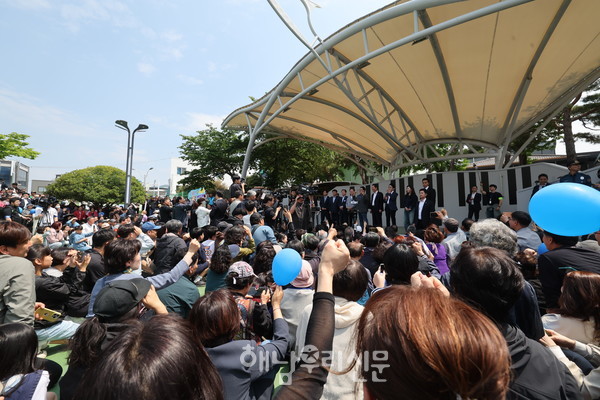 이재명 민주당 대선 후보 연설에 앞서 박지원 국회의원의 지지연설에 군민들이 이재명 연호로 호응하고 있다.