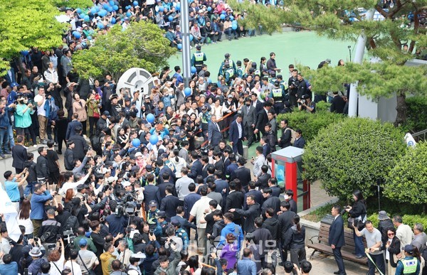 지지연설을 마친 이재명 후보가 군민광장을 떠나는 길에도 군민들은 우르르 몰려와 환호로 배웅했다.