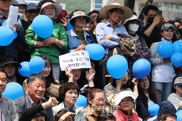 민주당의 상징색인 파란 풍선을 든 지지자들 사이에서 기회의 땅 해남에 오신 것을 환영하는 손 팻말이 눈에 띄었다.