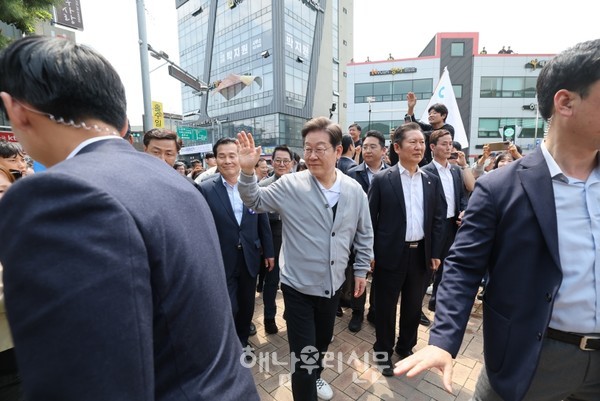 이재명 후보의 모든 동선에는 엄중한 경호가 함께했다. 지상에도, 건물 옥상에도 경찰과 특공대가 배치됐다.