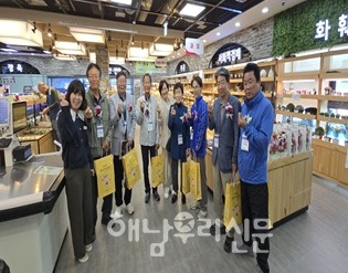 로컬푸드에 농산물을 출하하는 고령 농민들에게 카네이션을 선물했다.