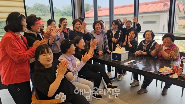 산이면새마을부녀회가 서로를 응원하고 지지하는 생일파티를 열었다.