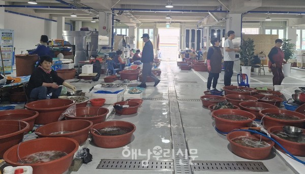 해남오일시장 내에 매일 문을 여는 수산물판매장이 개장했다.