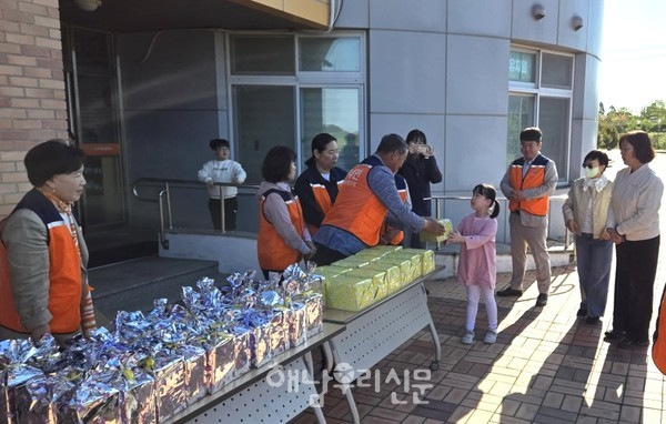 문내면 지역사회보장협의체가 90여명의 어린이들에게 선물꾸러미를 전달했다.