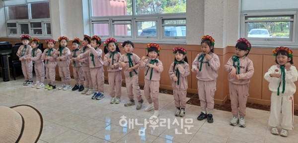 공립 한듬어린이집 어린이들이 해남가나안요양원을 찾아 귀여움을 선물했다