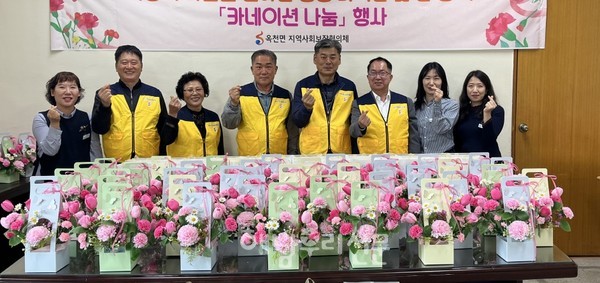 옥천면 지역사회보장협의체는 꽃꾸러미 선물을 100가구 어르신들께 전달했다.