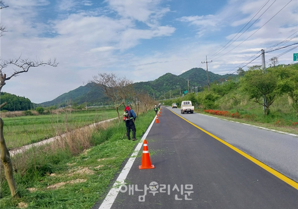 해남군이 가로수 주변 예초사업을 시작한 가운데 차량 조속주행을 당부하고 나섰다.