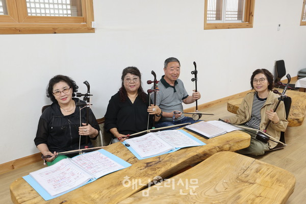 동아리 ‘두 줄 사랑’은 매주 월요일 읍 복평리 약수사에서 연습을 한다.(왼쪽부터 김경희, 김영희, 기노선, 김숙자씨)