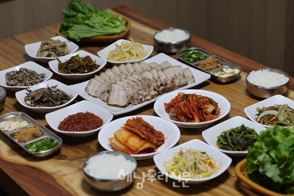 해남읍 성내리에 위치한 신흥식당의 수육은 고기의 부드러운 식감으로 손님들의 입맛을 사로잡는다.