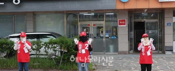 민주당 어떻게든 얼굴을 알리는 선거, 국민의힘은 온 얼굴을 마스크로 가린채 거리인사를 하고 있다.