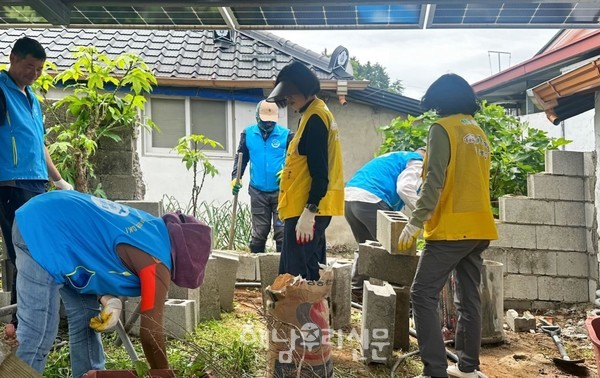 북평면 복지기동대가 강풍으로 무너진 마을 담벼락 쌓기 활동을 진행했다.