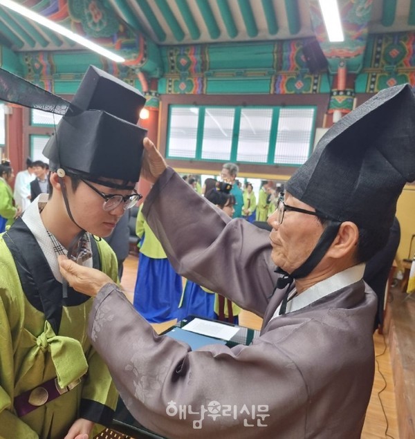                      해남향교는 지난 5월19일 제53주년 성년의 날 기념 성년례 행사를 가졌다.