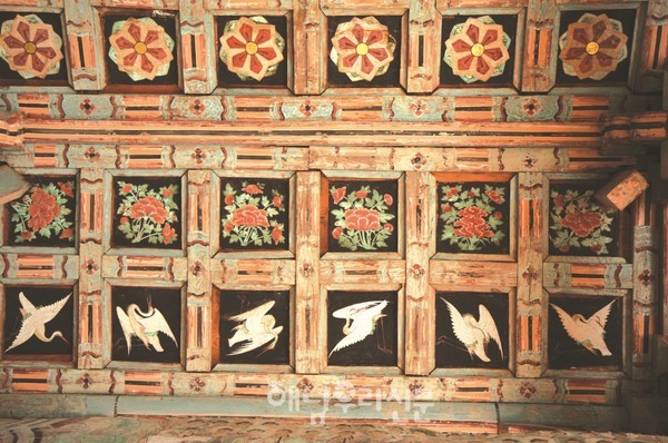 미황사 대웅보전 해체보수 공사가 내년 상반기 완공될 예정인 가운데 천정벽화 수작들도 보존처리를 마치고 다시 천정에 부착된다.