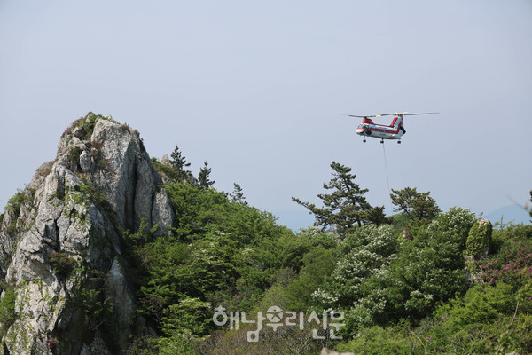 도솔암 요사체 공사가 한창인 가운데 모든 자재는 헬리콥터로 운반한다.