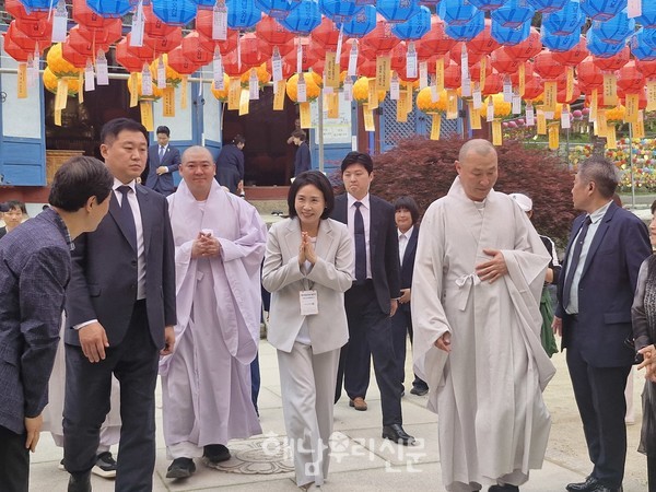 지난 5월20일 대흥사를 방문한 김혜경 여사가 대웅보전을 나서고 있다.