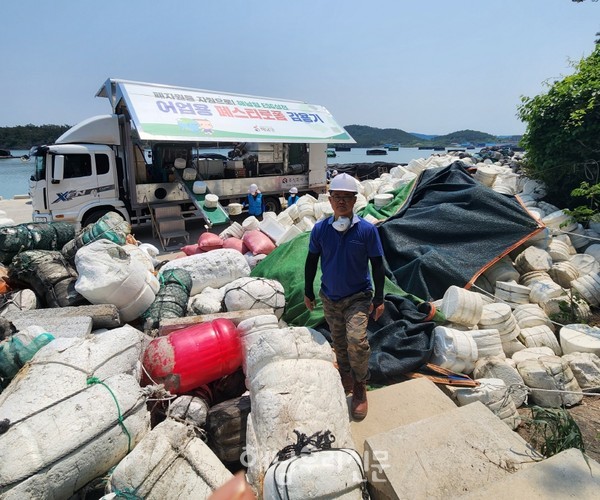 해양수산과 김지홍 공무직의 10년간 노력으로 해남군의 기후위기 대응이 전국 모델이 됐다.
