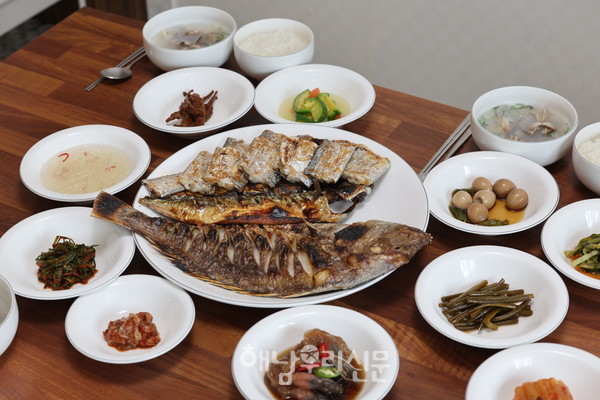 해남읍 해리에 위치한 이학식당의 생선구이는 사계절 변함없는 정성으로 맛볼 수 있는 메뉴로 지역민과 관광객들의 입맛을 사로잡는다.