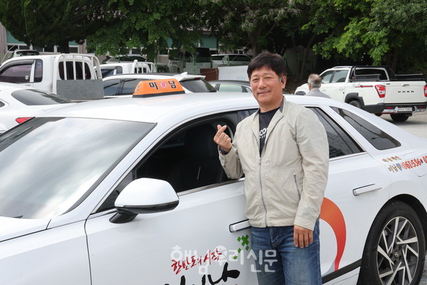 해남군청 공직생활 37년을 마무리한 김영민씨는 개인택시 기사로 해남을 달리고 있다.