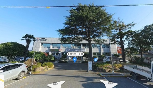 삼산면이 민원과 안전성 때문에 면사무소 마당의 상징수를 베어내 버렸다.