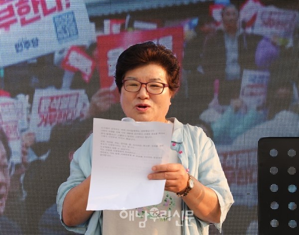 해남 시민유세단에 합류한 성수자씨가 생애 처음 유세차량에 올라 이재명 후보 지지를 당부하고 있다.