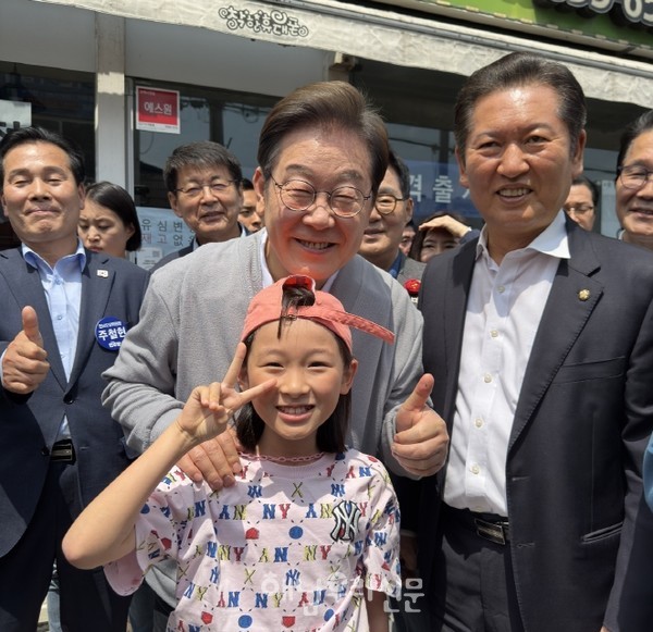 지난 5월11일 네번째 해남을 찾은 이재명 후보가 해남서점 앞에서 어린이와 기념촬영을 하고 있다.   