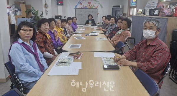 화산면주민자치회가 운영하는 사자성어 수업 수강생 대부분은 60~80대 여성들이다.