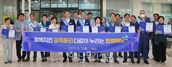 해남군이 청사 남문에서 윤리의 날 기념 청렴윤리 캠페인을 추진했다.