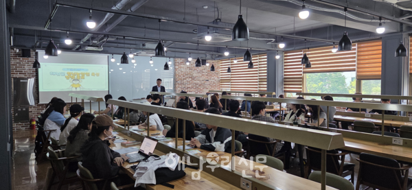 해남군이 순천대 농업학과를 찾아 해남청년농업 정책을 홍보하고 있다.