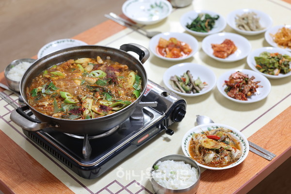 해남읍 수성리에 위치한 그린정식당의 깡다리조림은 초여름에 맛볼 수 있는 제철 메뉴로 깔끔하고 깊은 맛이 특징이다.