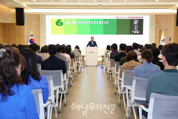 명현관 군수가 직원 정례회의에서 높은 투표율을 보인 군민들께 감사를 전했다.