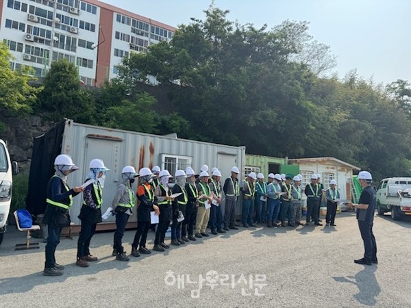 해남군은 가로경관 관리반을 대상으로 중대재해 예방 캠페인을 실시했다.