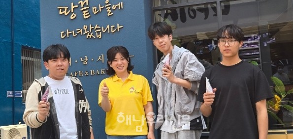 피낭시에 제과점을 찾은 청소년들이 이현미 사장과 기념 촬영을 하고 있다.