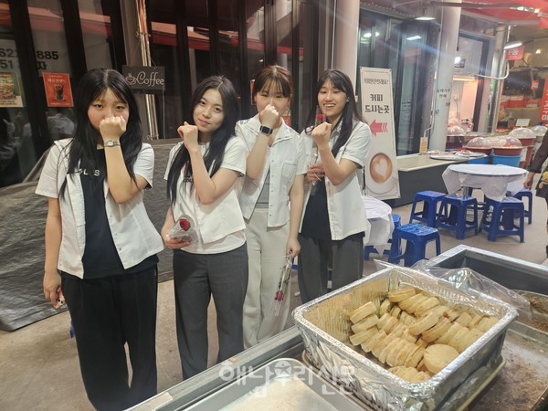 첫 투표에 나선 학생들이 아영이네 국화빵에서 따뜻한 국화빵을 선물 받았다.