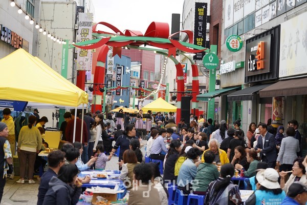 매주 금요일 밤, 달달야행이 열리는 차 없는 해남읍 원도심 거리가 사람들로 가득 찬다.      