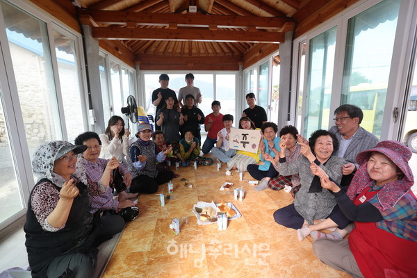 손주빵 프로젝트로 지난 6월7일 북평면 5개 마을 어르신들에게 청년들이 빵을 대접하며, 안부를 묻는 시간을 가졌다.