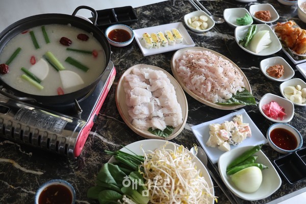 황산면에 위치한 매부리바다횟집의 갯장어는 초여름에 맛볼 수 있는 제철 여름 대표 보양식이다.